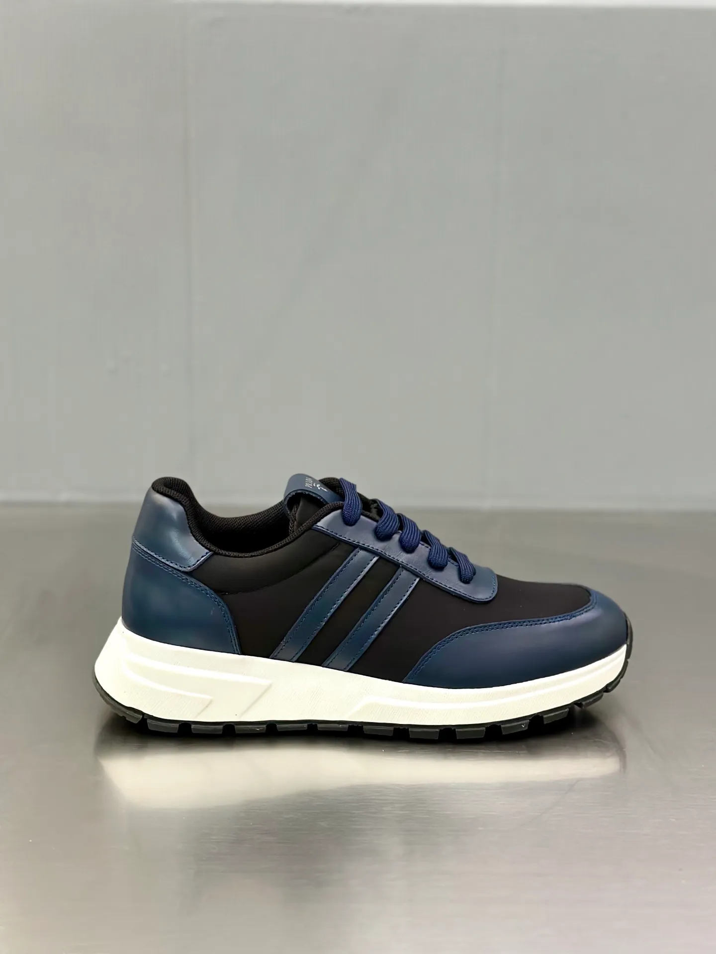 💰740 Prada/Prada men's new mesh stitching sneakers. This sneaker presents a modern version, reinterpreting the brand's archive style with clean lines and smooth details. The shoes are made of calf leather and technical fabric, with a triangular metal logo on the outside, bright TPU decoration on the heel, and a longer and padded inner heel design for a more comfortable fit. The tongue is decorated with a silk-screen logo, and is paired with a hollow rubber sole on the heel. The full cowhide lining comes standard with logo cowhide foot pads, making the upper foot taller, more comfortable, and versatile! Comes with full original packaging! Size: 39-40-41-42-43-44 standard leather shoe size (45 can be customized and does not support returns)